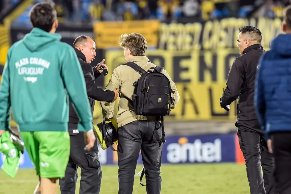El fotógrafo de Peñarol que se fue del partido con Plaza custodiado por la Seguridad