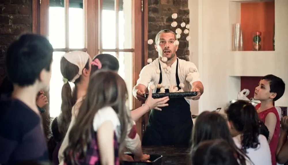 El fundador de Petit Gourmet, Diego Ruete, en una clase