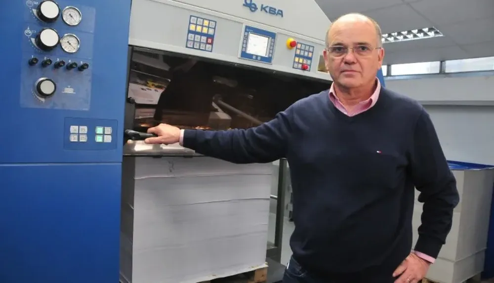 Horacio Rey, director de Imprimex, con la nueva impresora