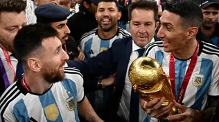 Lionel Messi y Ángel Di María celebran el título mundial con la Copa de la FIFA
