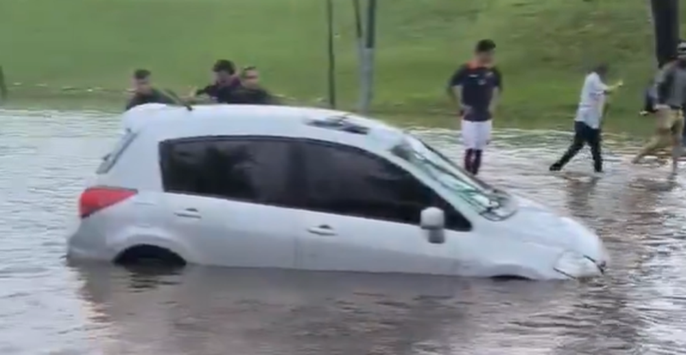 Jugadores de Atenas y sus autos en la inundación registrada en Parque Batlle