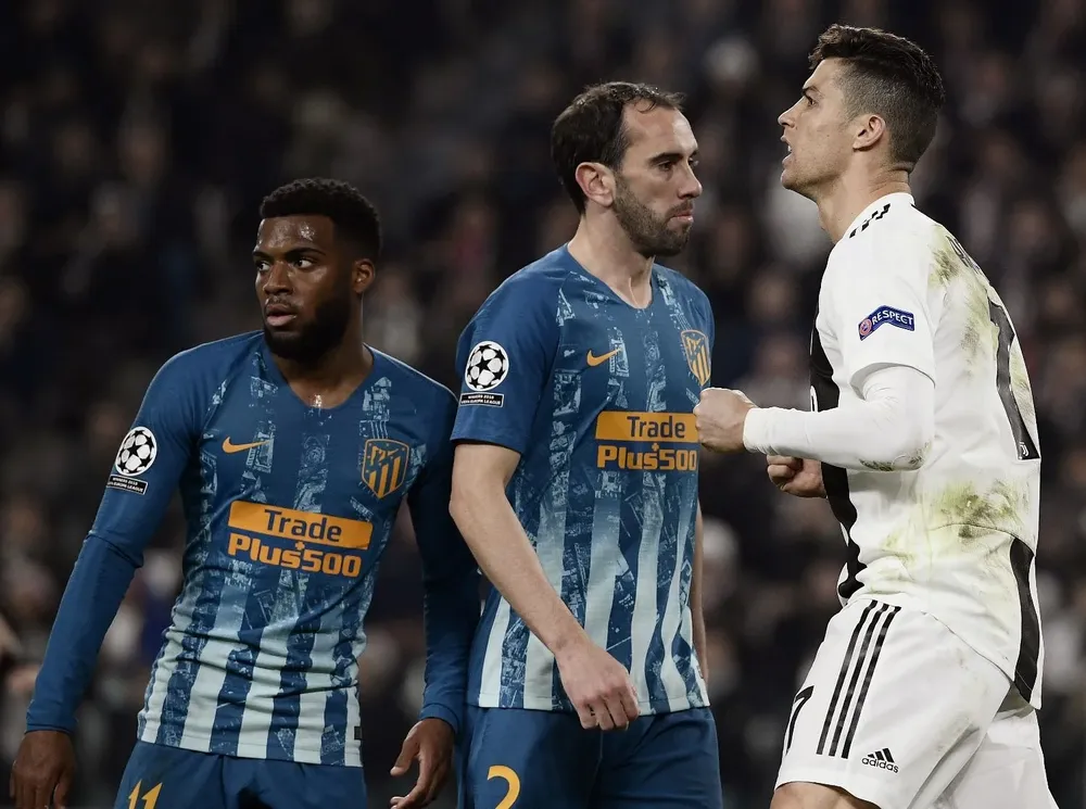 Godín sufre el festejo de CR7