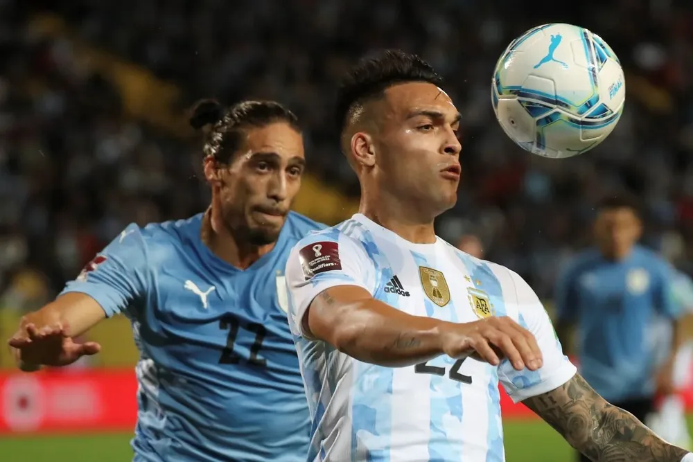 Martín Cáceres y Lautaro Martínez