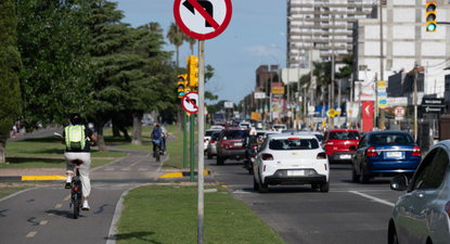 la intendencia de montevideo instalo nuevo semaforo e implemento flechamientos en avenida italia: los detalles