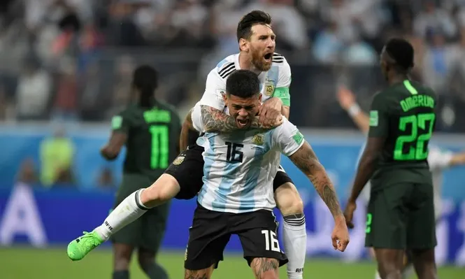 Messi y Rojo festejan el gol del triunfo frente a Nigeria