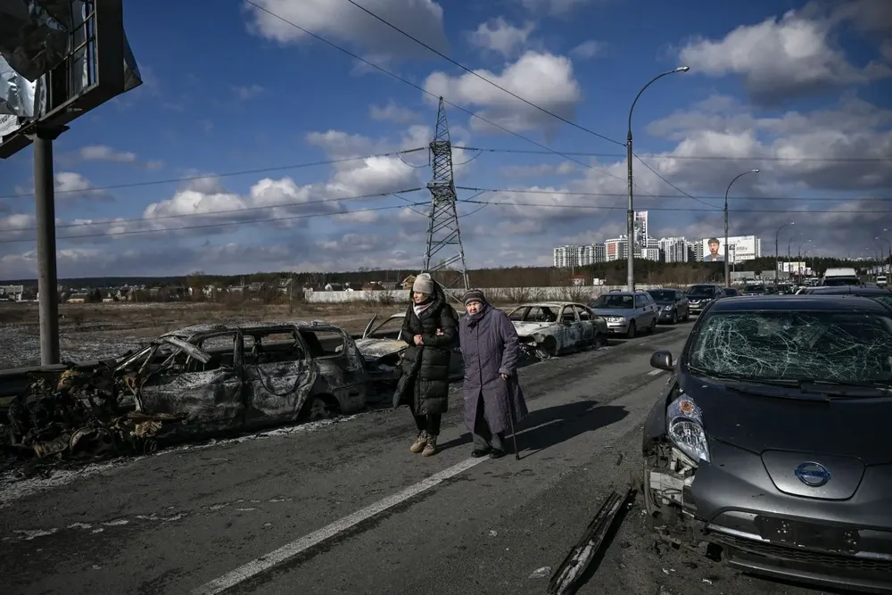 Civiles evacúan Irpin, ciudad al norte de Kiev
