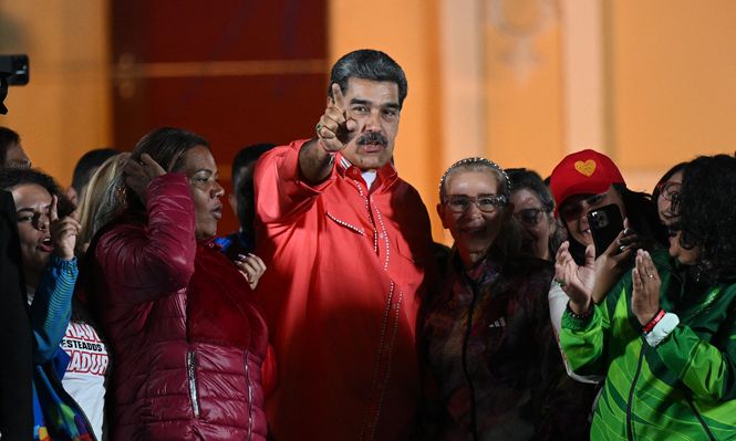 Nicolás Maduro habla con sus partidarios en la plaza Bolívar de Caracas en la madrugada del domingo. La baja participación predominó en las elecciones parlamentarias y regionales.