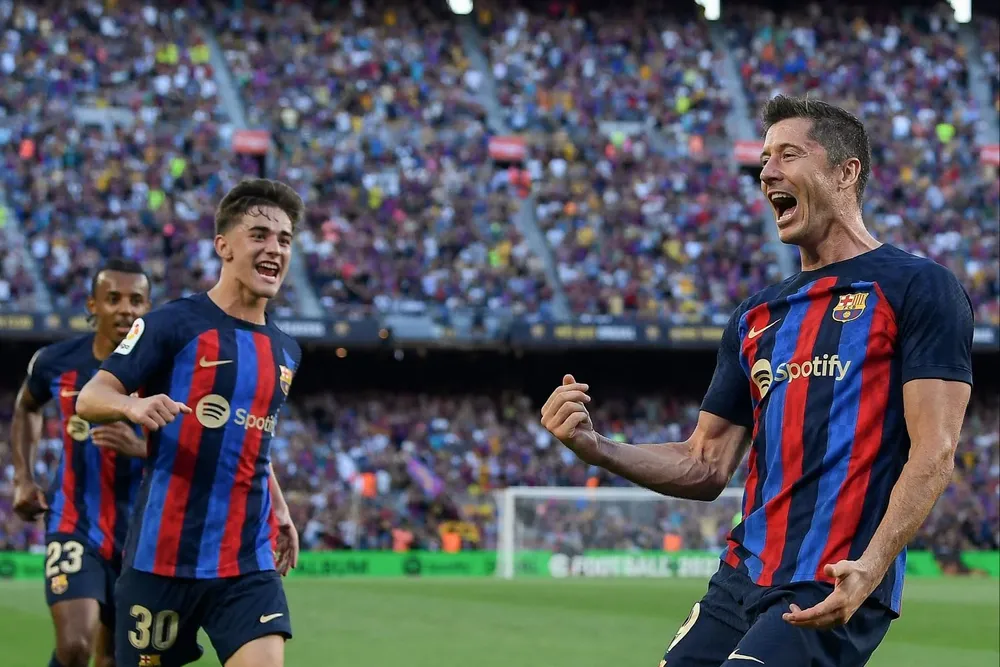 Lewandowski celebra el 1-0 para Barcelona junto a Gavi