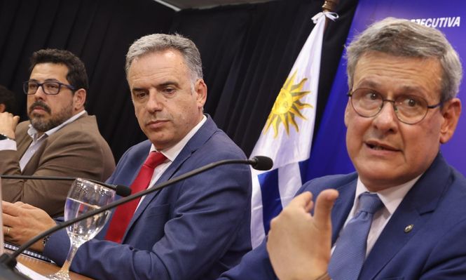 Yamandú Orsi, Alejandro Sánchez y Jorge Díaz durante anuncio de la rescisión del contrato de Cardama en Torre Ejecutiva el 22 de octubre de 2025