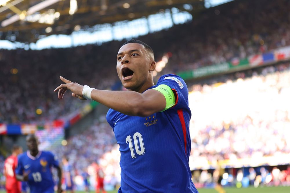 Kylian Mbappé figura en la web del Madrid.