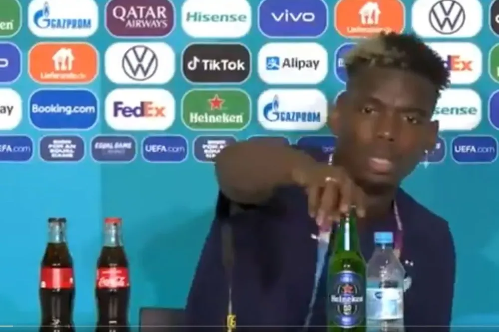 Pogba y la botella de cerveza