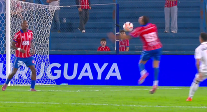 Momento en el que la pelota pega en el brazo de Rodrigo Muniz dentro del área de Central Español