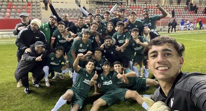 La foto del plantel de Racing festejando la obtención del título en Alemania