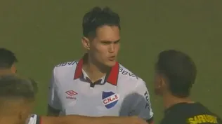 Rodrigo Bentancourt y Washington Aguerre en un clásico entre Nacional y Peñarol