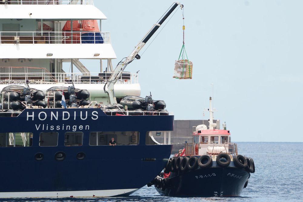 El crucero MV Hondius en Granadilla de Abona (Tenerife) mientras desembarca a los últimos pasajeros de la travesía por el Atlántico Sur en la que sufrió un brote de hantavirus.