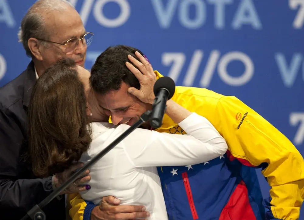 El excandidato Henrique Capriles se abrazó a su madre Mónica Radonski Bochenek y a su padre, Henrique Capriles