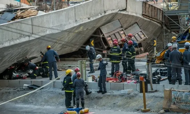 Derrumbe de autopista dejó dos muertos