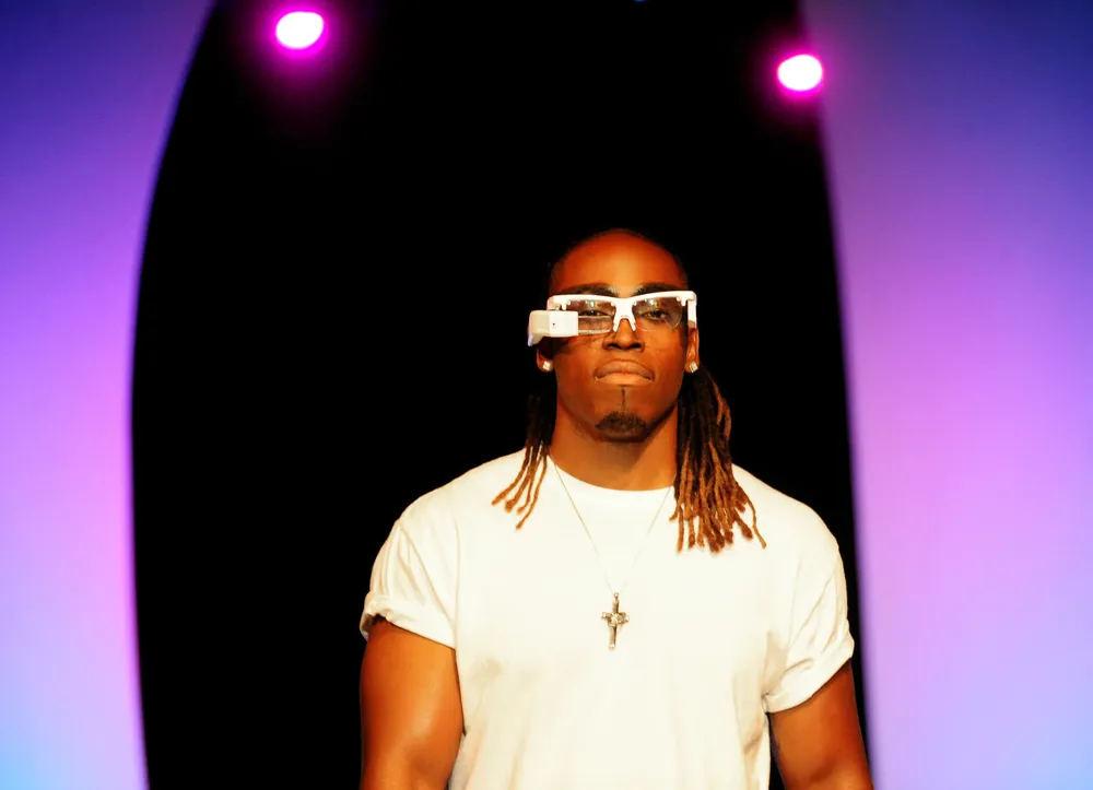 Un modelo camina por la pasarela usando un par de lentes de realidad aumentada ORA S