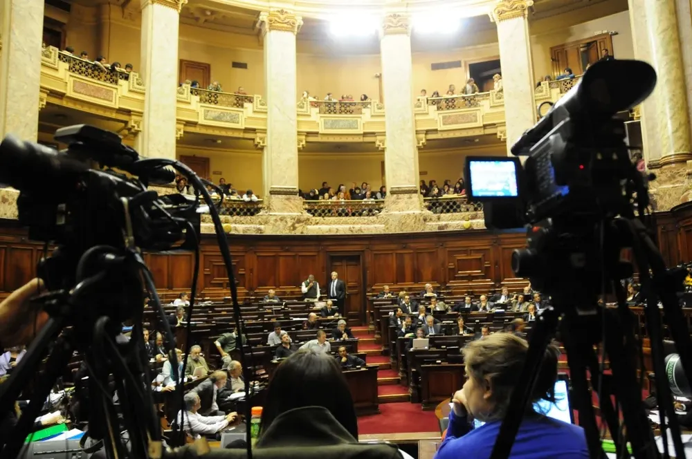Medios en la votación del Parlamento