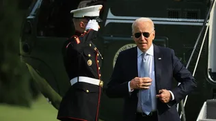 Biden se baja del helicóptero cuando regresa a la Casa Blanca, luego de su visita a Filadelfia donde habó del derecho al voto