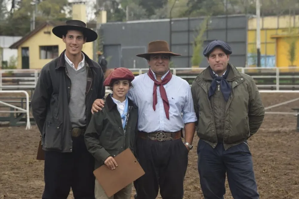 El jurado y su eficiente equipo de secretarios en el ruedo de la Rural del Prado.