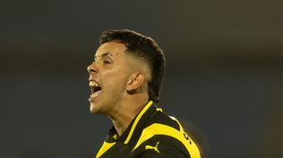Leonardo Fernández de Peñarol festeja su gol ante Liverpool por la semifinal de la Liga AUF Uruguaya