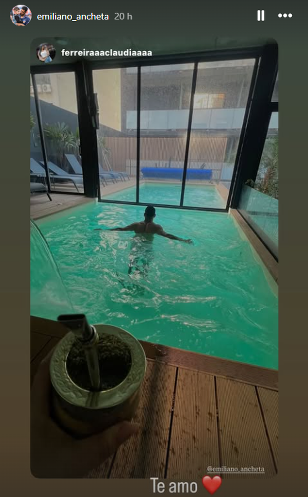 Emiliano Ancheta en la piscina y el mensaje a su pareja Emiliano Ancheta en la piscina y el mensaje a su pareja