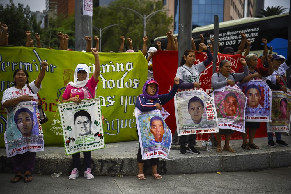 Familiares de los estudiantes de escuelas rurales participan en una manifestación en la avenida Paseo de la Reforma para exigir justicia.