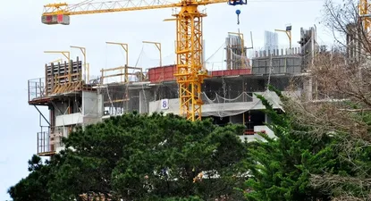 Empleo en la construcción cerró su peor semestre en una década