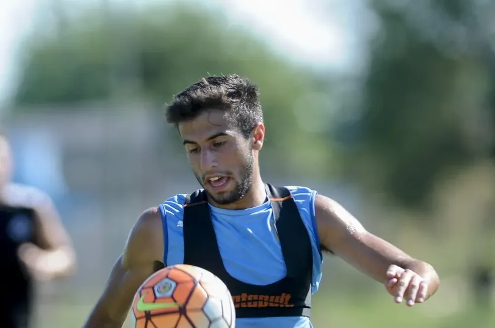 Diego Rossi, de la selección sub 20, con uno de los GPS para registrar datos.