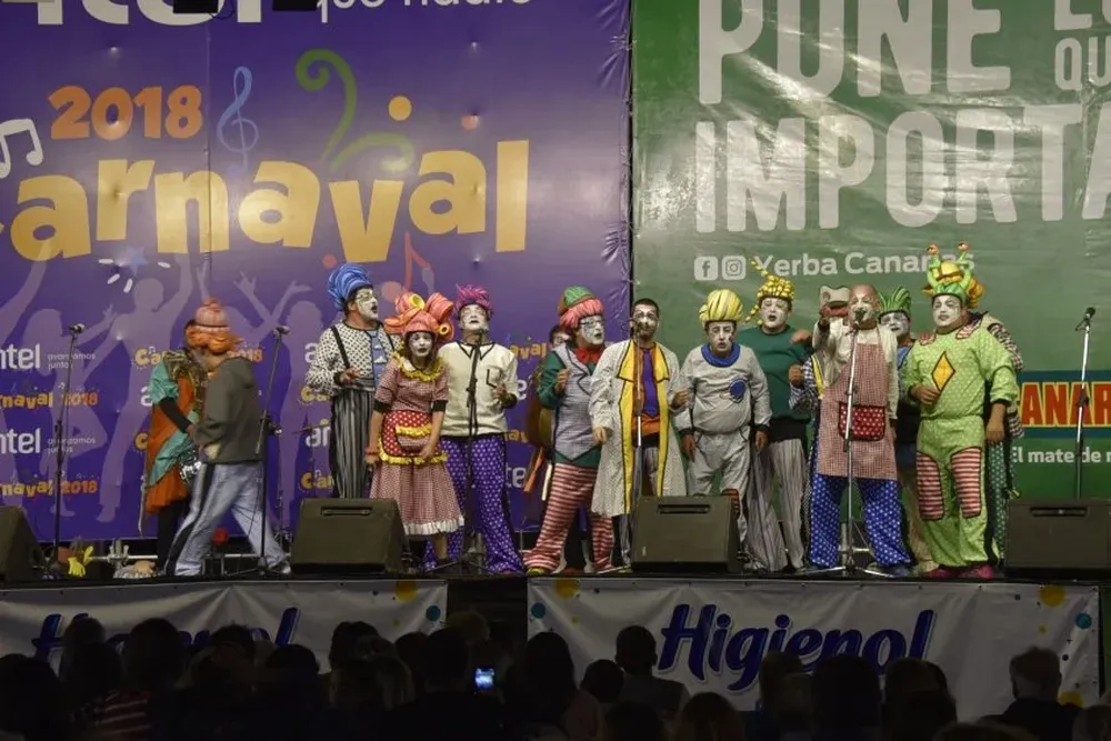 La murga La Margarita, que hoy debutará en el concurso, actuando en la Rural del Prado.