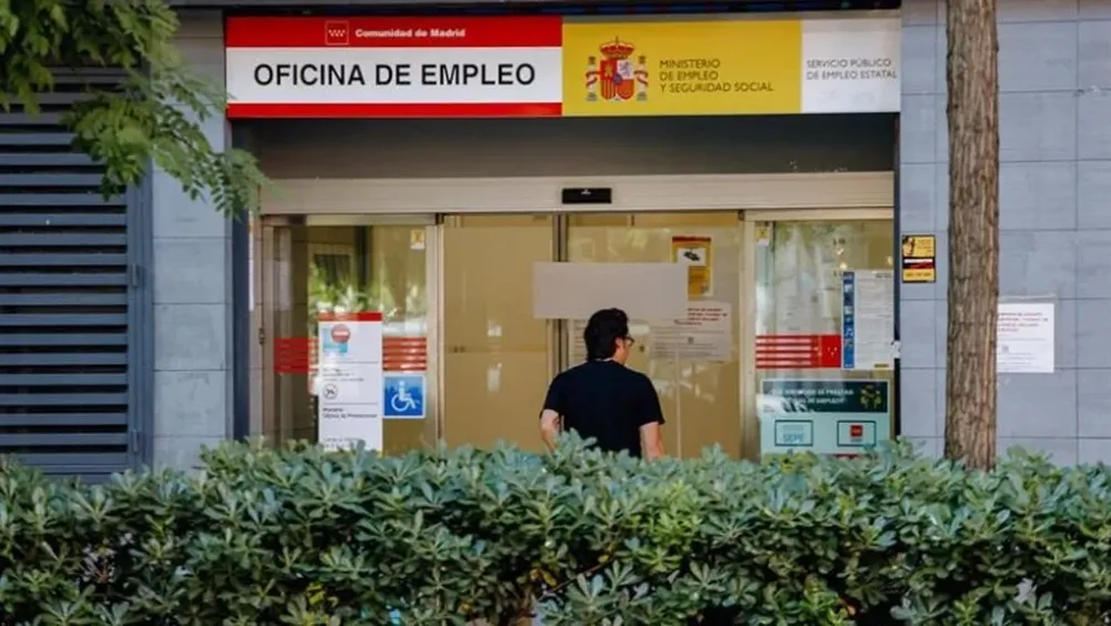 Un hombre ingresa en una oficina del Servicio Público de Empleo Estatal de Madrid