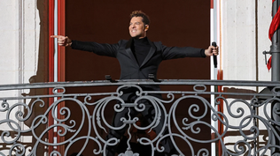 David Bisbal en el balcón de la&nbsp; Real Casa de Correos en la Puerta del Sol, en Madrid. EUROPA PRESS