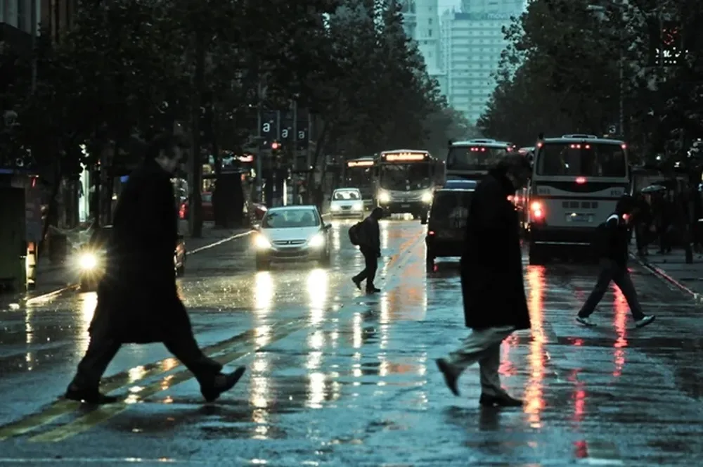 Martes 28- La noche en pleno día. A las 13:30hs. este era el aspecto del centro montevideano.