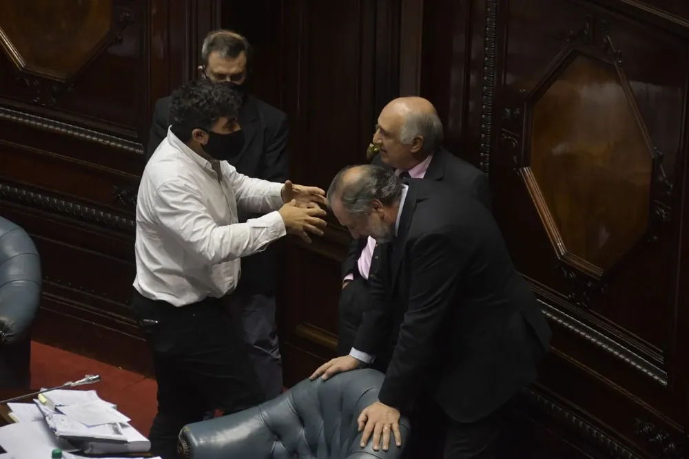 Archivo. Senadores de distintos partidos dialogan en el plenario