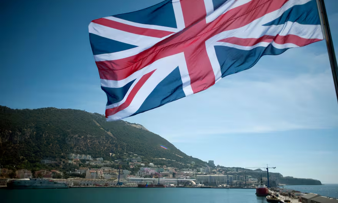 La bandera británica ondea en un buque anclado en el puerto de Gibraltar