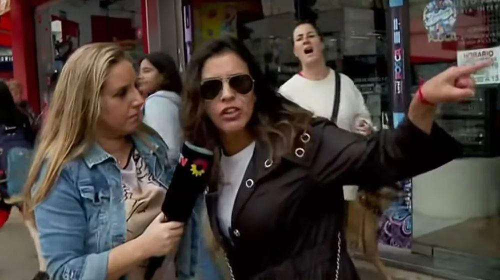 Paula Bernini con la agresora