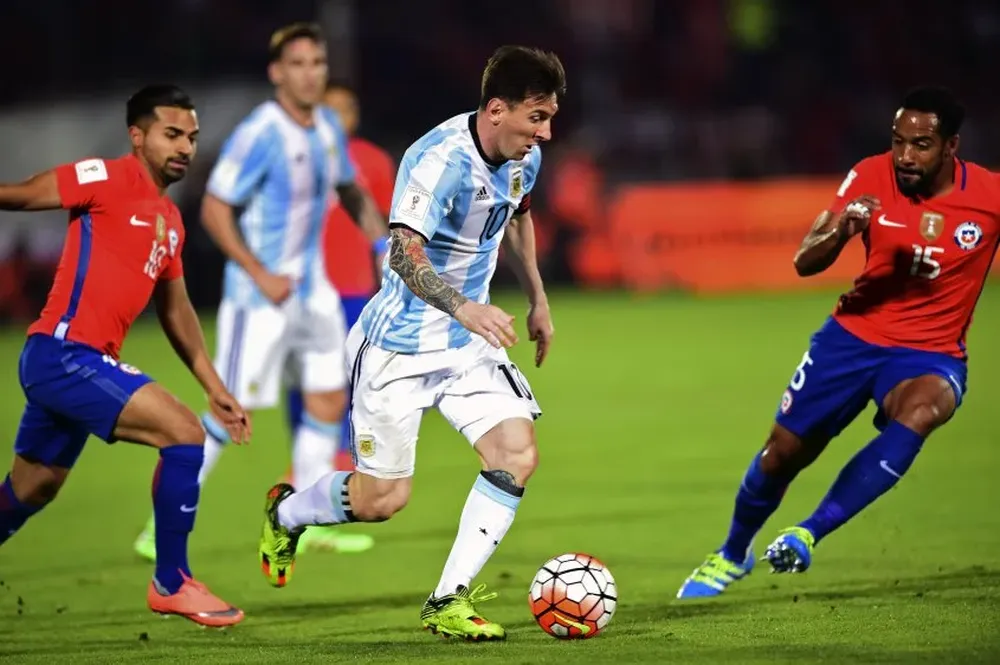 Messi volvió a ser incontenible para la defensa roja