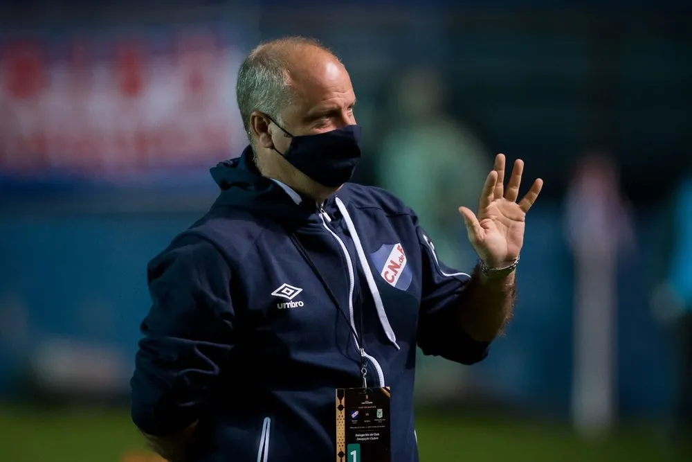 El técnico de Nacional tuvo que armar una oncena con muchas bajas