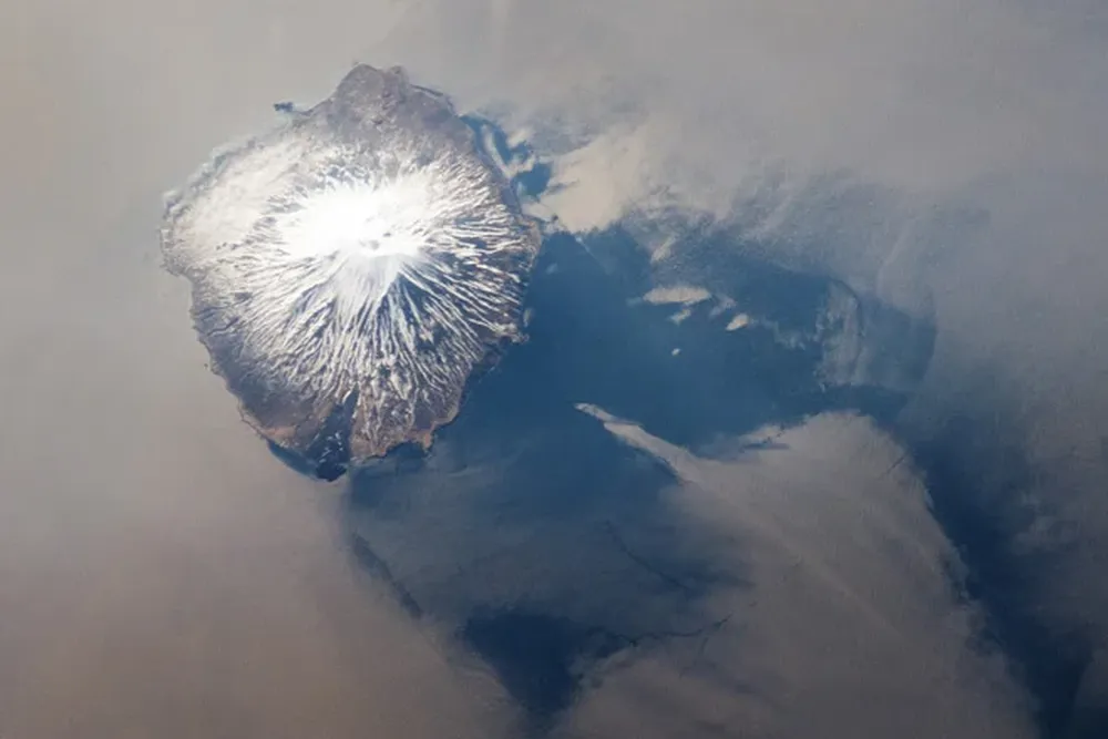 Alais, Rusia Según Wired, este volcán no es muy conocido, a pesar de que ha producido las más grandes erupciones en el arco de islas volcánicas en el Pacífico.