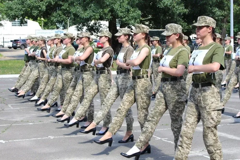 El ejército ucraniano publicó imágenes de mujeres soldado practicando para un desfile con tacones