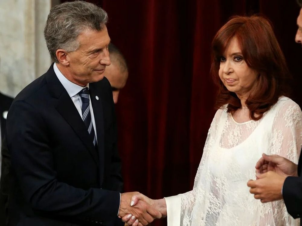 Cristina y Macri suben la temparuta de las PASO. Ella lo acuso de mafioso y él de chabacana
