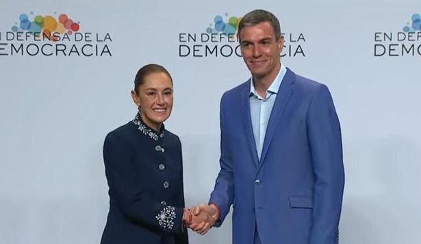 La presidenta de México, Claudia Sheinbaum,, y el presidente de España, Pedro Sánchez, en la Cumbre de Barcelona.
