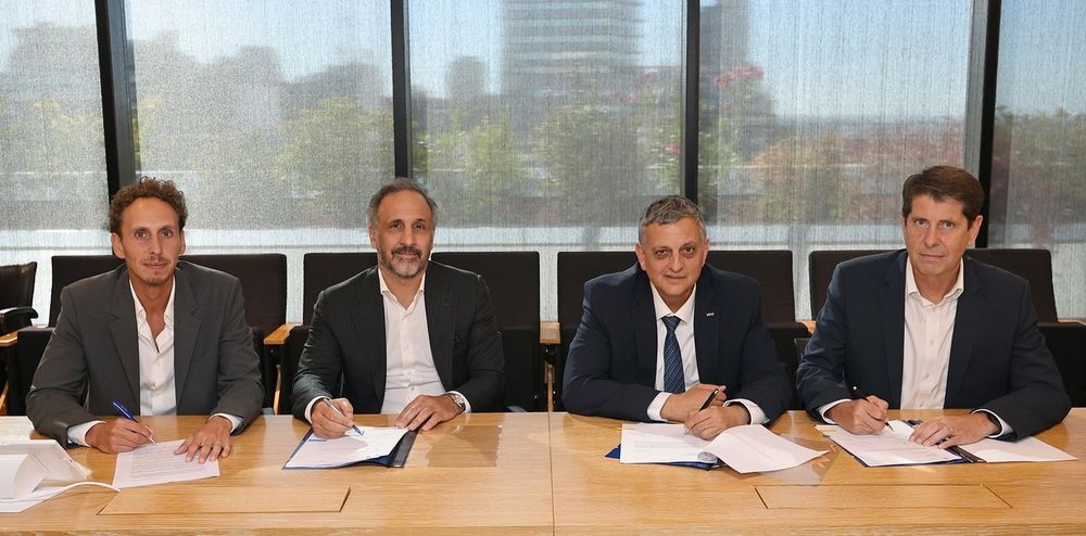 Nicolás Mindlin (Pampa Energía), Marcos Bulgheroni (PAE), Horacio Marín (YPF) y Mariano Cancelo (Harbour Energy) en la firma del acuerdo
