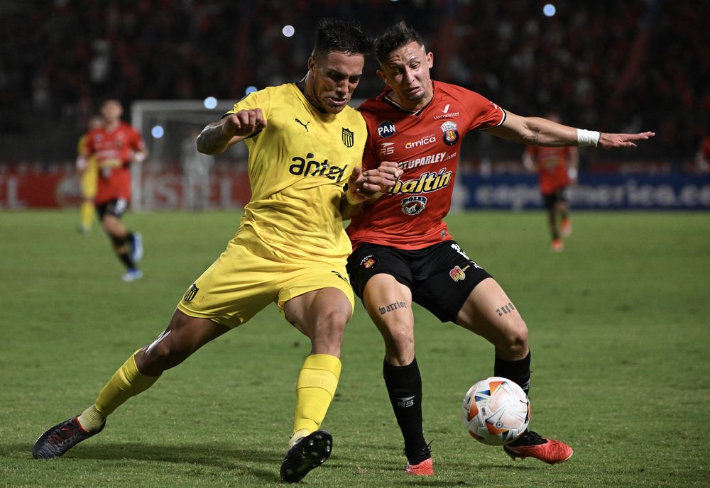 Javier Méndez de Peñarol contra Emmanuel Moreno de Caracas