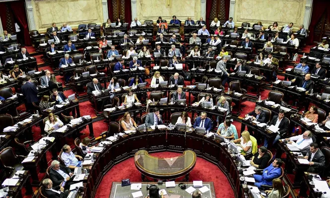 Un legislador argentino besó los senos de una mujer en medio de sesión por Zoom y fue suspendido