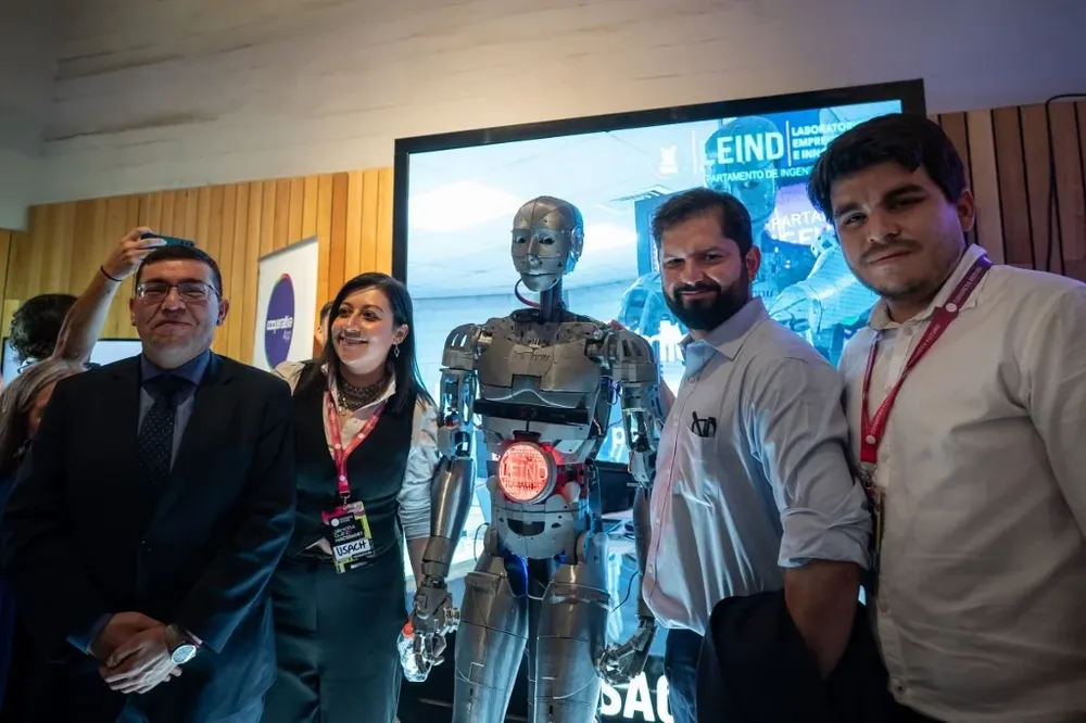 El presidente Boric (2do desde la der.) en la inauguración del evento donde anunció la aplicación de la Inteligencia Artificial a la búsqueda de desaparecidos.