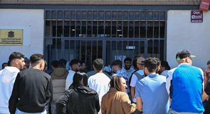 Centenares de ciudadanos marroquíes hacen cola frente al Consulado de Marruecos en Almería a la espera de obtener su certificado de antecedentes penales para la regularización extraordinaria de migrantes.