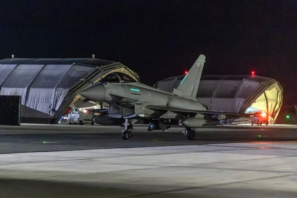 Un avión Typhoon de la Real Fuerza Aérea británica listo para despegar en una misión de ataque a los hutíes en Yemen.