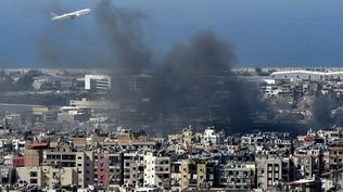 Un avión vuela en medio del humo que se eleva sobre la ciudad tras un ataque aéreo israelí en el bastión de Hizbolá en Dahieh, un suburbio al sur de Beirut, 5 de octubre de 2024.&nbsp;